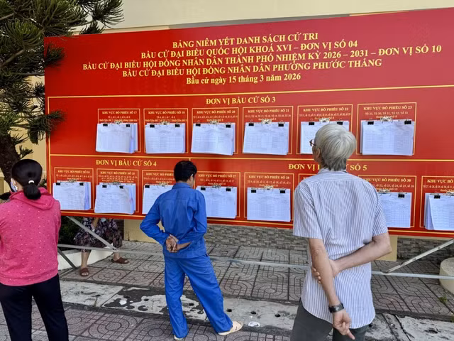 Niêm yết danh sách cử tri tại phường Phước Thắng. Ảnh VOV