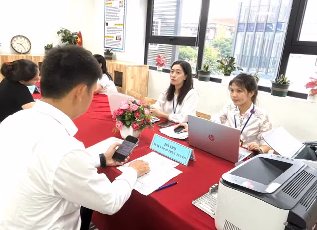 Nhà trường hỗ trợ phụ huynh học sinh đăng ký tuyển sinh trực tuyến. Ảnh: Lê Nguyễn/ Nguồn Hanoimoi