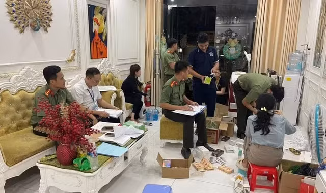 Lực lượng chức năng kiểm tra đột xuất tại Hộ kinh doanh Thẩm mỹ Bee Hin. Ảnh C.A/Nguồn tienphong.vn