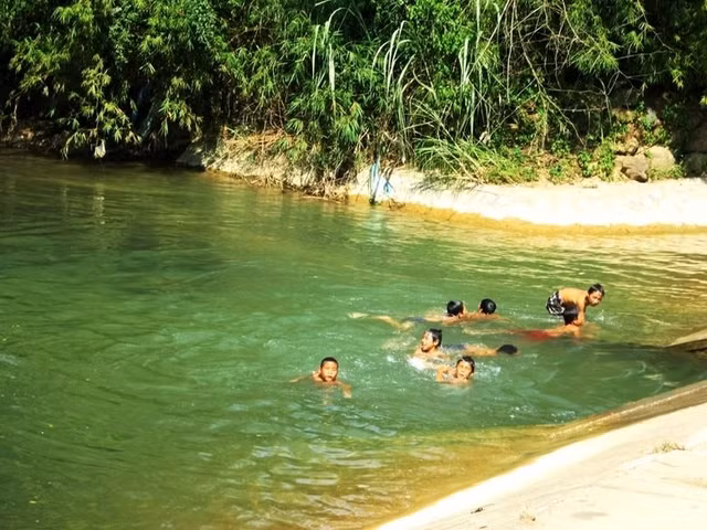 Ao, hồ là địa điểm vui chơi yêu thích của nhiều trẻ em. Ảnh minh họa/Nguồn moitruong.net.vn