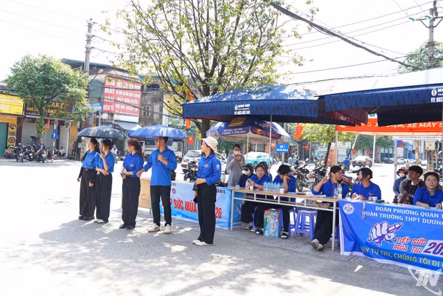 Lực lượng thanh niên tình nguyện tham gia hỗ trợ tại các điểm thi. Ảnh baothainguyen.vn