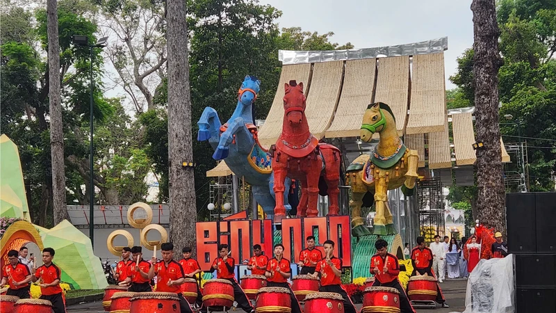 Linh vật Ngọ năm nay cũng được thổi hồn bằng những đường nét uyển chuyển như cánh hoa, kết hợp cùng gam màu chủ đạo Đỏ – Cam – Vàng ấm áp phối cùng Xanh lam, Xanh ngọc của thiên nhiên, mang đến nguồn năng lượng tươi trẻ và tràn đầy sinh khí.