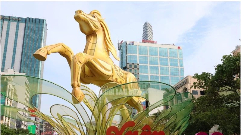 Phó Chủ tịch UBND TPHCM thị sát Đường hoa Nguyễn Huệ trước giờ G