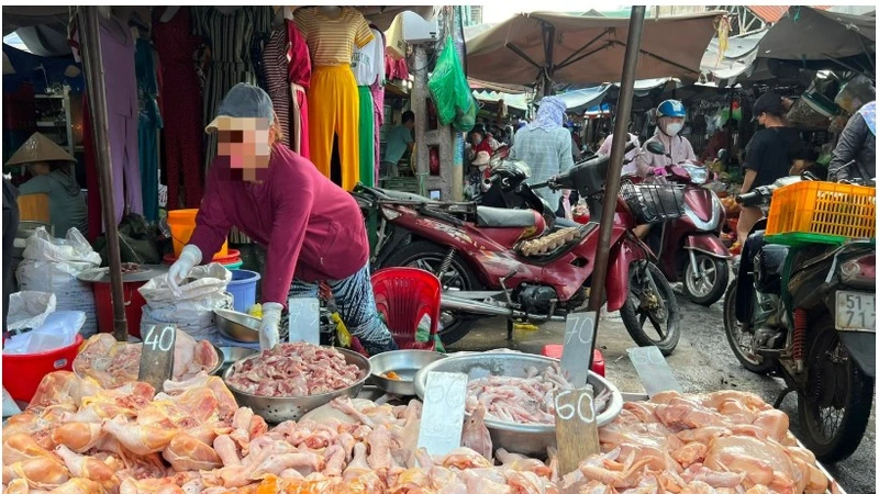 Bất an với thực phẩm mùa Tết: Thực phẩm ‘mình trần, ba không’