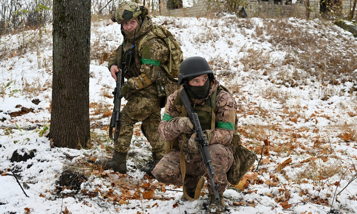 Tướng Budanov cũng cho biết thêm rằng, quân đội Ukraine phụ thuộc rất nhiều vào người Mỹ ở hai lĩnh vực, và điều này cần phải được khắc phục: “Chúng ta phụ thuộc rất nhiều vào ảnh vệ tinh, radar và ảnh quang học. Thứ hai, đó là hệ thống cảnh báo sớm các mối đe dọa từ tên lửa đạn đạo. Chỉ vậy thôi, còn các thứ khác chúng ta đã có”.