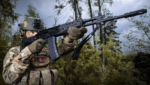 Binh lính Nga cũng cho biết, súng trường tấn công AK-12 mới đưa vào trang bị có nhiều nhược điểm, thường bị kẹt đạn sau khi bắn chỉ vài viên. Do đó, đặc nhiệm Nga ưa chuộng súng trường tấn công AK-74 hơn, và sẽ còn tốt hơn nữa nếu là AK-47, loại súng bắn đạn 7,62mm, cũng được trang bị.