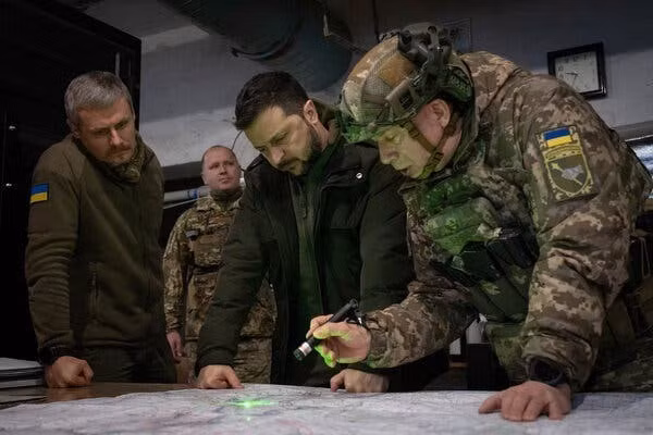 Không có gì ngạc nhiên khi các tướng lĩnh Ukraine tranh luận và không đi được đến thống nhất về việc bỏ và giữ thành phố nào? Tuy nhiên, xét theo thông tin trên tờ Resident, tướng Syrskyi có ý định tiếp tục thực hiện mệnh lệnh của Tổng thống Ukraine Volodymyr Zelensky, quyết tâm bảo vệ Pokrovsk.