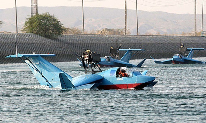 Một điểm đặc biệt là Hải quân IRGC sở hữu một số lượng đáng kể phương tiện bay hiệu ứng bề mặt (GEV) một chỗ ngồi, mà các nhà quan sát phương Tây cho rằng được sử dụng để đánh bom tự sát trong các cuộc tấn công cảm tử. Cho dù điều này có đúng hay không, những phương tiện này không phục vụ mục đích nào.