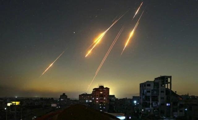 Do đó theo phân tích của một số chuyên gia, chiến dịch quân sự Epic Fury của Mỹ chống lại Iran khó có thể kéo dài vô thời hạn, khi hiện nay nó đã có những “dấu hiệu sa lầy”. Nếu Iran chịu được các đòn tấn công của Mỹ và tiếp tục tấn công trả đũa, bên phải chấm dứt chiến dịch tấn công trước là Mỹ, chứ không phải là Iran.