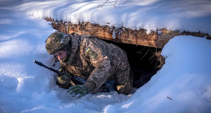 Những người lính Ukraine phòng thủ trong thành phố Kostiantynivka đang rét cóng, thiếu lương thực và đạn dược, bắt đầu giương cờ trắng. Những người còn lại đang cố gắng giữ ấm bằng máy sưởi dầu diesel ở các quận phía nam thành phố. Tuy nhiên, ngay cả phương pháp này cũng dễ dàng làm lộ vị trí của họ, do dấu hiệu nhiệt.