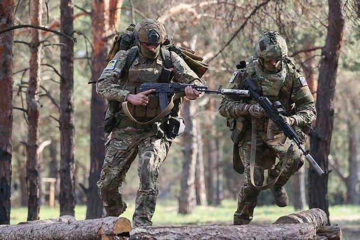 Trên chiến trường Ukraine, quân đội Ukraine (AFU) đang phải đối mặt với sức tiến công của quân đội Nga (RFAF) trên nhiều mặt trận cùng lúc. Thành công đã đạt được ở tám khu vực của chiến trường Ukraine gồm: Stepnogorsk (Tỉnh Zaporizhzhia), Pokrovskoe (Tỉnh Dnipropetrovsk), Pokrovsk, Seversk, Lyman (Tỉnh Donetsk); Kupyansk, Velykyiburluk, Vovchansk (Tỉnh Kharkov).