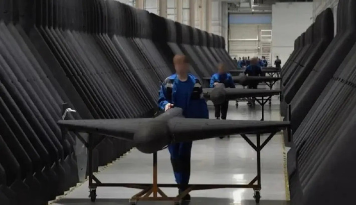 Trong khi đó, các nguồn tin của Ukraine, cho biết sự lo ngại của lãnh đạo Kiev, khi Nga đã tích trữ ít nhất hai nghìn UAV tấn công (bao gồm khoảng 1.400 chiếc Geranium). Với số lượng này, RFAF có thể sử dụng cho hai hoặc ba cuộc tấn công quy mô cực lớn.