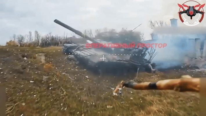 Những quân Ukraine không hề hay biết khi họ lái một chiếc xe tăng T-64 ra khỏi một kho đường sắt, nơi nó đã được cất giấu và sửa chữa trước đó. Khi ra khỏi khu vực cất giấu, nó ngay lập tức bị tấn công bởi những chiếc UAV FPV của Nga đang chờ sẵn.