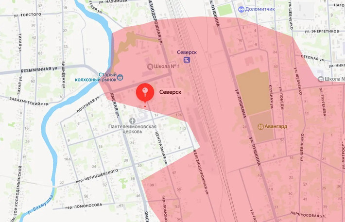 Trang Military Review của Nga cho biết, Quân đội Nga (RFAF) đã tiến tới nhà ga trung tâm ở thành phố Siversk (Seversk) và kiểm soát vị trí quan trọng này. Sau nhà ga, chỉ trong vòng vài giờ, các tòa nhà của Trường số 1, cũng như cơ sở hạ tầng của chợ nông sản địa phương, đã nằm dưới sự kiểm soát của RFAF.