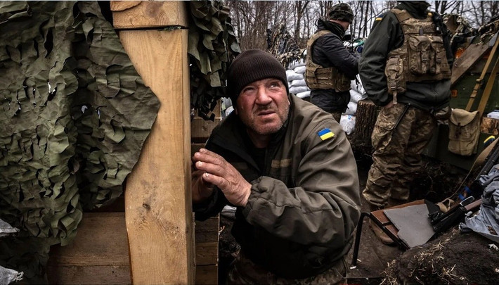 Tình cảnh của những người lính bộ binh Ukraine được Ukrainska Pravda miêu tả là tồi tệ nhất: "Trên tiền tuyến, những người đàn ông 50 tuổi, tay cầm súng máy, đã đứng vững suốt 100-150 ngày liền". Nhìn họ trông khoảng 80 tuổi, gầy gò, hầu như không thể đi lại được vì liên tục bị giam trong hầm trú ẩn.