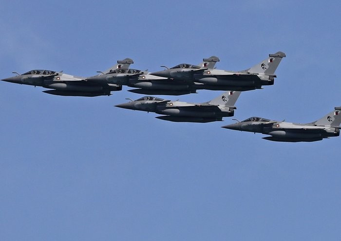 Một số quốc gia, đặc biệt là các nước Trung Đông, không muốn trang bị vũ khí "hoàn toàn của Mỹ" và chịu sự kiểm soát hoàn toàn về mặt quân sự của Mỹ. Mặt khác, họ sợ làm mất lòng Mỹ, nên không thể mua vũ khí do Nga và Trung Quốc sản xuất. Do đó, vũ khí do Pháp sản xuất đã trở thành một mặt hàng "hot" đối với các quốc gia này.