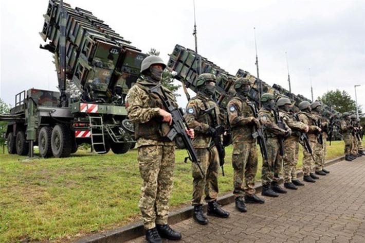 Có ít nhất ba lý do cho điều này. Thứ nhất, Ukraine thiếu hụt hệ thống phòng không, đặc biệt là những hệ thống mạnh nhất, như hệ thống phòng không Patriot. Những hệ thống này được thiết kế để bắn hạ tên lửa Kinzhal và Iskander của Nga. "Chúng ta cần 25 hệ thống Patriot để bao phủ hoàn toàn bầu trời Ukraine", Tổng thống Ukraine Volodymyr Zelensky tuyên bố hồi năm 2024.