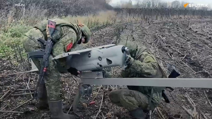 Những chiếc máy bay không người lái (UAV) trinh sát, trang bị camera ảnh nhiệt, sẽ hoạt động hiệu quả hơn nhiều vào mùa đông so với thời tiết ấm áp. Cụ thể, thời tiết mùa đông giúp UAV của Nga có thể nhanh chóng xác định vị trí và phá hủy các trạm Internet đầu cuối Starlink của Quân đội Ukraine (AFU), được sử dụng để liên lạc qua mạng internet và chỉ huy, kiểm soát.