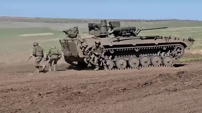 Địa hình quanh Pokrovsk cũng rất bất lợi cho AFU phản công, khi đều là cánh đồng trống trải, ít chỗ trú ẩn tự nhiên, và mưa khiến đất nhanh chóng biến thành bùn. “Môi trường như thế không cho phép tiến công nhanh”, Shaun Pinner, một người Anh từng tham chiến ở Ukraine, giải thích với tờ Forbes của Mỹ.