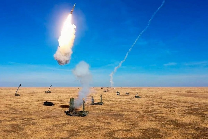 Sever cho biết, khẩu đội đã phóng hai tên lửa S-300 vào chiếc F-16, trong đó quả đầu tiên “gây hư hại” cho máy bay, còn quả thứ hai “giáng đòn kết liễu”. “Chúng tôi đã mất rất nhiều thời gian để chuẩn bị cho chiến dịch này”, Sever mở màn cuộc phỏng vấn với RT.