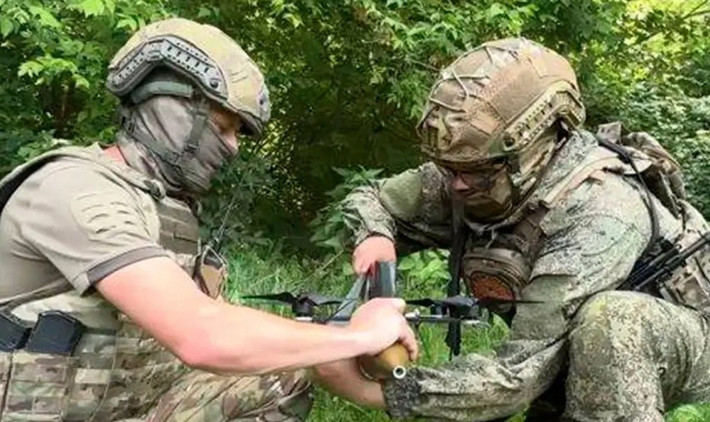 Với việc RFAF sử dụng UAV với số lượng vượt trội so với AFU, đã khiến chiến trường trở nên nguy hiểm hơn cả, biến việc tập kết lực lượng ở các khu vực thành nhiệm vụ nguy hiểm. “Mỗi tấc của chiến tuyến đều bị giám sát liên tục – UAV trinh sát, pháo binh bắn phá, khiến gần như không bên nào có thể di chuyển mà không bị phát hiện”, Pinner nói.