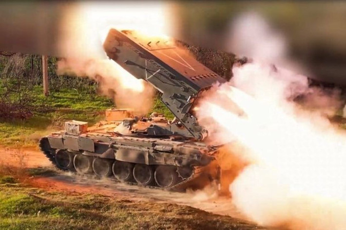 Hơn nữa, Mezhevaya không chỉ là một ga đường sắt, mà còn là một khu vực phòng thủ kiên cố quan trọng, nơi các nhóm quân Ukraine nhận nguồn tiếp tế. Tuy nhiên, nhiều loại hỏa lực của RFAF, bao gồm cả súng phun lửa hạng nặng TOS Solntsepyok, đã không để lại bất kỳ cơ hội nào cho quân Ukraine, đang bị mắc kẹt lại trong khu vực này.