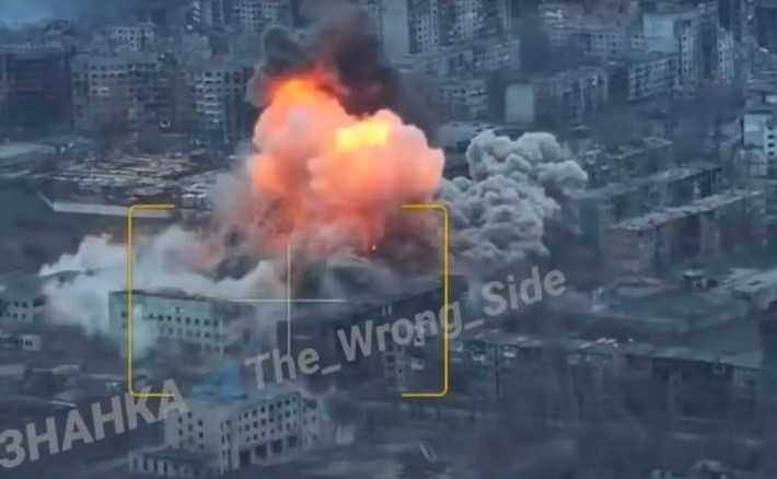 Nhưng tại Myrnohrad, Không quân Nga đã sử dụng hàng chục chiếc Su-34 để thả bom FAB-3000 để tấn công các khu vực có nhiều nhà cao tầng, trong đó nhiều quả bom rơi xuống khu vực có nhiều nhà cao tầng lớn nhất ở phía đông bắc Myrnohrad.