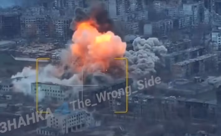 Nhưng tại Myrnohrad, Không quân Nga đã sử dụng hàng chục chiếc Su-34 để thả bom FAB-3000 để tấn công các khu vực có nhiều nhà cao tầng, trong đó nhiều quả bom rơi xuống khu vực có nhiều nhà cao tầng lớn nhất ở phía đông bắc Myrnohrad.