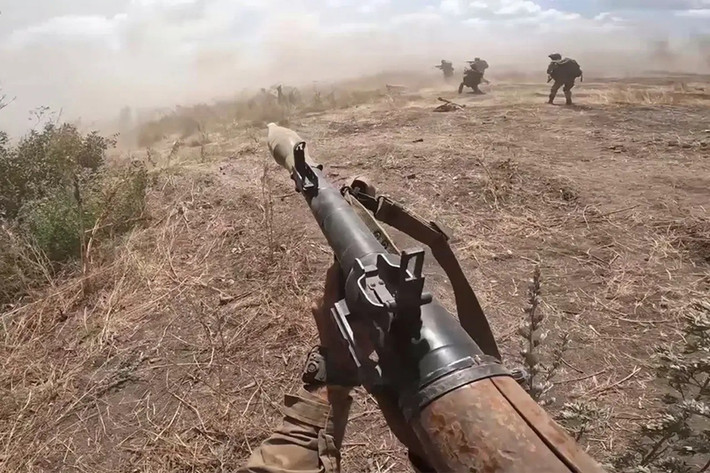 Tuy nhiên, chỉ huy AFU ở Pokrovsk không ngờ rằng, quân Nga lại bất ngờ xuất hiện ở một địa điểm hoàn toàn khác, khi tiến về phía đông, áp sát trung tâm hậu cần Shakhove ở phía bắc Pokrovsk. Khi những báo cáo đầu tiên về quân Nga ở xuất hiện ở sát Shakhove, Đại tá Maxim Marchenko (lúc này đã bị cách chức), đã phát biểu tại cuộc họp tham mưu với tư lệnh Quân đoàn 1 Azov, Đại tá Denis Prokopenko, là “tình hình vẫn trong tầm kiểm soát”.