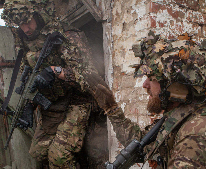 Đồng thời, sau khi đột kích vào một cứ điểm, AFU không thể tổ chức truy đuổi hoặc chặn đường thoát của "đội đột kích" Nga bằng hỏa lực súng cối. Không có biện pháp đối phó nào đối với những chiến thuật như vậy và quân Ukraine không có đủ lính gác cho mỗi cửa sập hoặc tầng hầm.