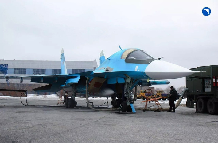 Su-34 là phiên bản cải tiến sâu của máy bay chiến đấu Su-27, vừa là phiên bản có thể chiến đấu và ném bom, tập trung vào mục tiêu tấn công mặt đất. Su-34 có tầm bay xa nhất và khả năng mang vũ khí cao nhất trong số các máy bay chiến đấu hiện đại.