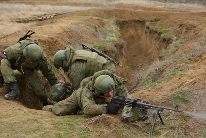 Kênh Readovka cho biết, Cụm Vostok đã tổ chức một chiến dịch tấn công vào khu vực phòng thủ vững chắc nhất của AFU tại thành phố Huliaipole và khu vực xung quanh thuộc vùng Zaporizhzhia. Quân Nga đang tiến công từ ba hướng: từ phía nam, từ Dorozhnianka; từ phía đông bắc, từ Rivne-Polye; và từ phía đông nam, từ Marfopol.