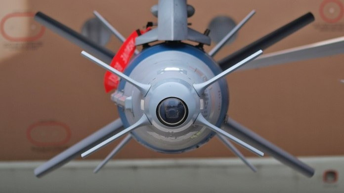 Mới đây, Hội đồng Mua sắm Quốc phòng Ấn Độ (DAC) đã phê duyệt việc mua sắm hệ thống dẫn đường tầm xa SPICE-1000, cho lực lượng Không quân Ấn Độ (IAF). Thông cáo báo chí của Cục Thông tin Báo chí Ấn Độ (PIB), công bố sự phê duyệt của DAC, nêu rõ: “SPICE-1000 sẽ tăng cường khả năng tấn công chính xác tầm xa của Không quân Ấn Độ”.