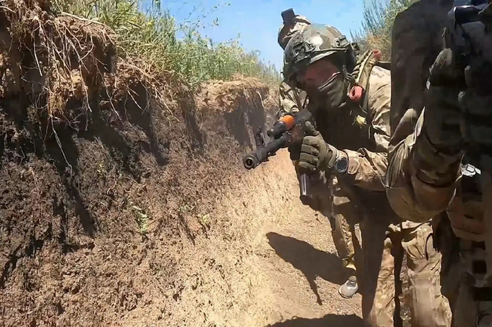 Các đơn vị xung kích của Cụm Vostok RFAF không chỉ vượt sông Volchya thành công, mà còn tiến vào Ivanivka và chiếm giữ một vị trí ở phía đông của ngôi làng. Các trận đánh giành ngôi làng này đang diễn ra ác liệt, hiện quân Nga đang nỗ lực tiến sâu hơn vào làng.