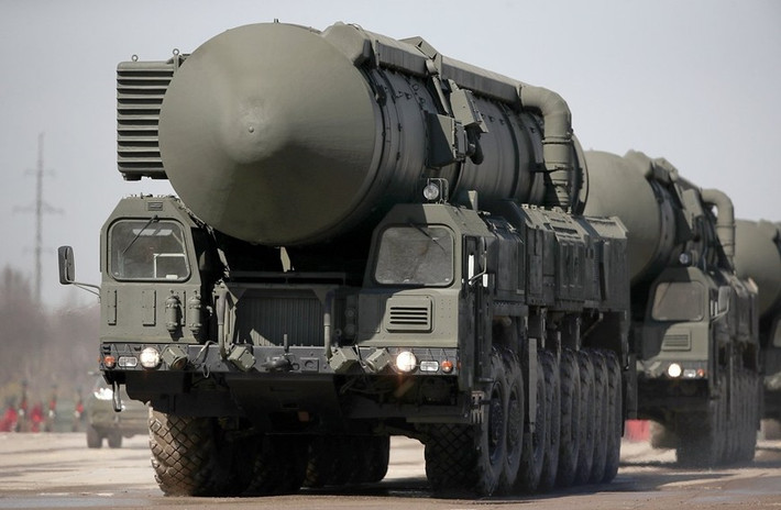 Nga một lần nữa chứng minh khả năng tấn công tầm xa của họ, thông qua khả năng phóng tên lửa tầm trung; điều này đã khiến phương Tây lo ngại và quan ngại sâu sắc. Sau khi Mỹ rút khỏi Hiệp ước Lực lượng Hạt nhân Tầm trung (Hiệp ước INF), Nga đã bắt đầu phát triển tên lửa tầm trung thế hệ mới; đồng thời đẩy nhanh tiến độ dưới áp lực của cuộc chiến Nga-Ukraine.