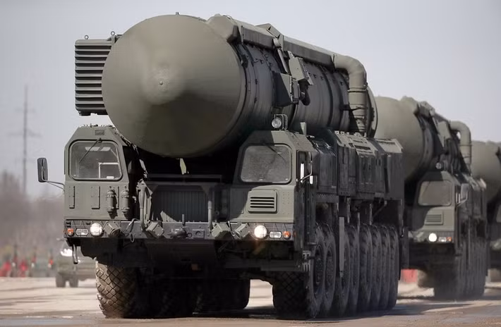 Nga một lần nữa chứng minh khả năng tấn công tầm xa của họ, thông qua khả năng phóng tên lửa tầm trung; điều này đã khiến phương Tây lo ngại và quan ngại sâu sắc. Sau khi Mỹ rút khỏi Hiệp ước Lực lượng Hạt nhân Tầm trung (Hiệp ước INF), Nga đã bắt đầu phát triển tên lửa tầm trung thế hệ mới; đồng thời đẩy nhanh tiến độ dưới áp lực của cuộc chiến Nga-Ukraine.