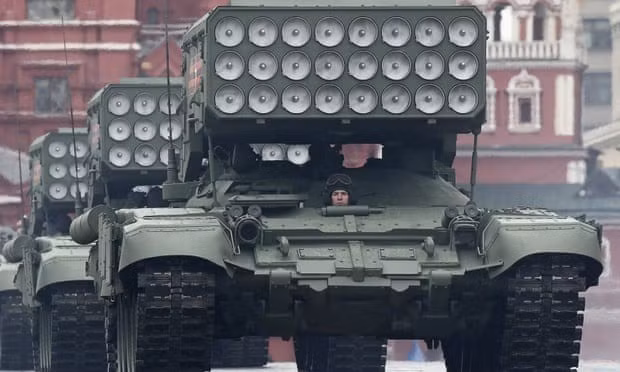 Một xe chiến đấu TOS-2, được trang bị 18 viên đạn nhiệt áp, có thể tiêu diệt sinh lực đối phương ở cả một khu phố, khiến hệ thống phòng thủ của Ukraine sụp đổ nhanh chóng. Trận chiến "đốt cháy để giành đất" này, đã phơi bày cuộc giao tranh khốc liệt giữa hỏa lực và ý chí trong chiến tranh hiện đại.