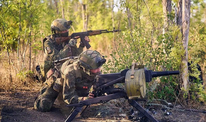 “Quân đội Nga tiếp tục vượt qua tuyến phòng thủ của Lực lượng Vũ trang Ukraine, tiến về Seversk từ phía nam. Giao tranh đang diễn ra ác liệt tại làng Zvanivka, khu định cư cuối cùng trước khi vào thành phố”, kênh RVvoenkory cho biết.