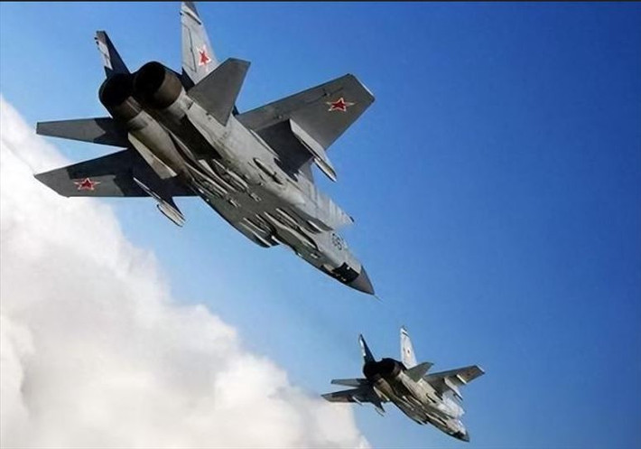 Ba máy bay chiến đấu hạng nặng MiG-31 Foxhound của Nga cũng đã bay 12 phút trên bầu trời gần đảo Vaidlu. Sự xuất hiện đột ngột của các máy bay chiến đấu MiG-31 trong Khu vực an ninh đặc biệt của NATO trên bầu trời Estonia, đã làm gia tăng căng thẳng đang gia tăng ở Đông Âu.