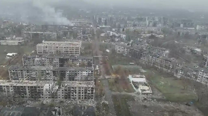 Như vậy, quân đội Ukraine đang tập trung tại một nhóm các tòa nhà chung cư có tên Molodezhny, Svetly và Vostochny. Vùng vây hãm phía tây được hình thành, sau sự phân chia này chiếm gần như toàn bộ khu công nghiệp, cũng như các khu dân cư Bryanka, Vesyoliy và Novator.