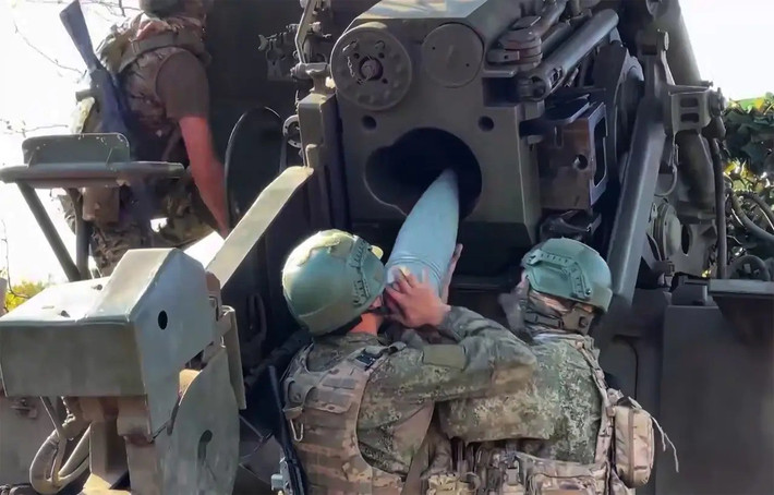 “Lực lượng Nga đang ngăn chặn bước tiến của quân Ukraine tại Yampol và duy trì thế phòng thủ cơ động. Các cuộc phản công dữ dội hiện đang diễn ra”, chuyên gia quân sự Nga Andrey Marochko đưa tin.