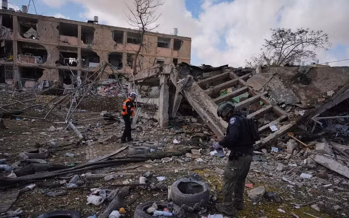 "Vòm phòng không" của Israel, được tổ chức chặt chẽ nhất thế giới đã bị xuyên thủng, một biển báo cảnh báo được đặt tại lối vào cơ sở hạt nhân. Cuộc tấn công tên lửa Dimona vào tối ngày 21/3, đã giáng một đòn chí mạng, khiến hệ thống phòng không đa tầng Iron Dome, Sling of David và Arrow đầy tự hào của Israel, trở nên vô hiệu.