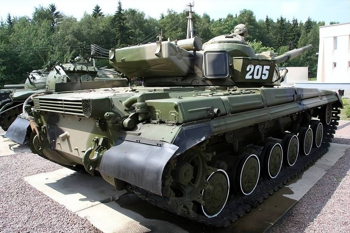 Chiều cao chiến đấu của T-64 chỉ là 2,17 mét, khiến nó trở thành xe tăng có tháp pháo thấp nhất thế giới vào thời điểm đó, thậm chí thấp hơn 81 cm so với xe tăng M60 của Mỹ. Thiết kế thấp này mang lại những lợi thế đáng kể trên chiến trường. "Diện tích hình chiếu" của xe tăng trên chiến trường càng nhỏ thì khả năng bị phát hiện càng thấp. Các tính toán cho thấy ở cùng khoảng cách, khả năng bị bắn trúng của T-64 thấp hơn 30% so với M60.