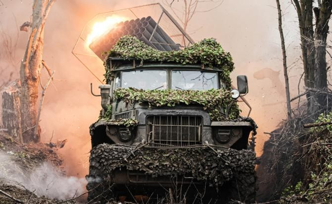 Kết quả là, trong vài tuần qua, vùng kiểm soát của quân Nga gần Pazeno đã mở rộng hơn nữa, và một đầu cầu đã được thiết lập gần đó từ Vasyukivka đến Khromivka. Như vậy, khu vực phòng thủ tập trung của AFU ở Bondarne đang bị bao vây.