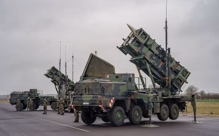 Ông Zhovkva cho biết, các yêu cầu về vũ khí của Ukraine hiện đã trở nên cụ thể hơn, phản ánh những thay đổi trên chiến trường. Số lượng lớn xe tăng không còn là ưu tiên. Thay vào đó, Kiev tập trung vào phòng không và đối phó với các cuộc tấn công bằng UAV và tên lửa từ phía Nga. Tuy nhiên, chậm trễ trong bàn giao vẫn là một điểm yếu nghiêm trọng, ông Zhovkva kết luận.