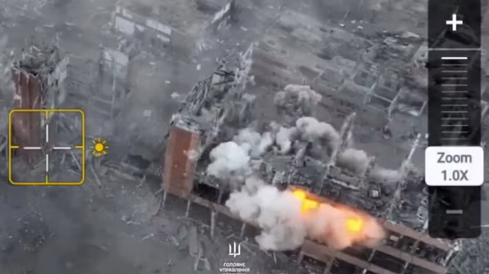 Rybar cũng cho biết thêm, giờ đây, RFAF có thể tập trung vào việc tiêu diệt quân Ukraine ở bờ trái (bờ nam) sông Vovcha, điều mà các quân Nga đang làm và đã thành công. Theo kênh Severny Veter, các đơn vị xung kích của Cụm quân phía Bắc RFAF đã tiến được khoảng 400 mét trên bờ trái sông Vovcha, phá hủy khoảng bốn chục tòa nhà và họ thực sự phải "gặm nhấm" từng ngôi nhà, khi quân Ukraine tại đây chống trả quyết liệt.