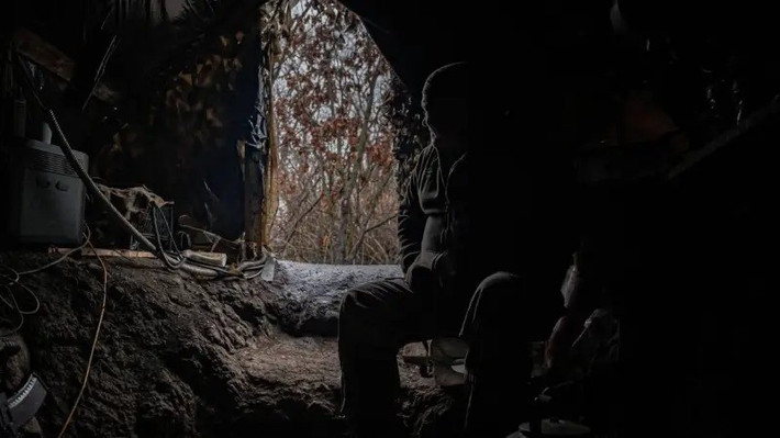 Tướng Syrsky cho rằng, nếu không khẩn trương rút quân khỏi Myrnohrad, AFU sẽ mất hoàn toàn hai lữ đoàn. Tuy nhiên Tổng thống Zelensky từ chối cho rút quân và ra lệnh giữ thành phố đến người cuối cùng; kênh Telegram Resident cho biết.