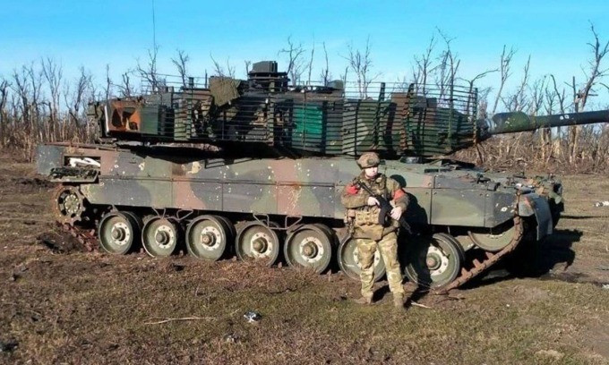 Đầu tiên, phải kể đến vũ khí, khí tài không phù hợp. Mặc dù xe tăng Leopard 2 của Ukraine được ca ngợi là "mạnh nhất châu Âu", nhưng hệ thống quang học của chúng thường xuyên gặp trục trặc dưới tác động gây nhiễu điện tử của Nga, thậm chí một số xe tăng vô tình đi vào bãi mìn do lỗi hệ thống dẫn đường.