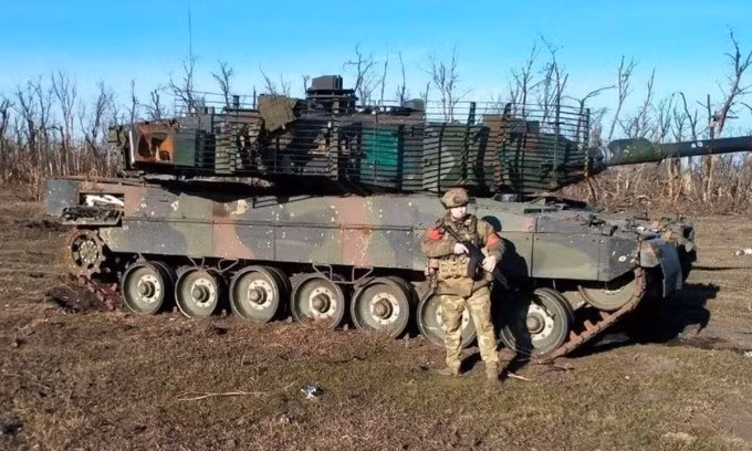 Đầu tiên, phải kể đến vũ khí, khí tài không phù hợp. Mặc dù xe tăng Leopard 2 của Ukraine được ca ngợi là "mạnh nhất châu Âu", nhưng hệ thống quang học của chúng thường xuyên gặp trục trặc dưới tác động gây nhiễu điện tử của Nga, thậm chí một số xe tăng vô tình đi vào bãi mìn do lỗi hệ thống dẫn đường.