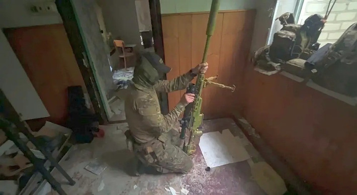 Các cuộc tiến công của RFAF cũng đang được ghi nhận trong phạm vi thành phố Lyman. Sau khi chiếm được Maslyakovka, còn được gọi là tiểu khu Vostochny, quân Nga đang tiến sâu hơn vào khu vực trung tâm, nơi có nhiều tòa nhà kiên cố. Đồng thời, RFAF đang phát triển tại ngã ba đường Lyman và Siversk về phía Dibrova và Staryi Karavan.